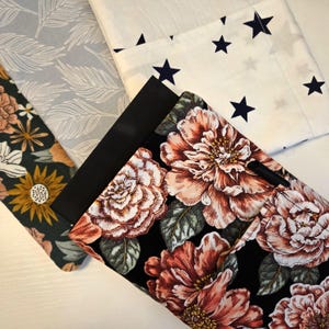 Custodia per libri fatta a mano con tasche / Floreale e cotone nero / Adatta a libri tascabili standard / Portapenne e tasca per appunti | Regalo per amanti dei libri