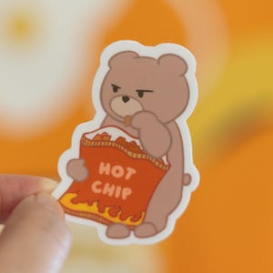 Heißer Chip Lustiger Bär Heißer Cheetos Spicy Chips Aufkleber | Wasserdichter Vinyl Aufkleber, Laptop Aufkleber, Kawaii Aufkleber, süßer Aufkleber