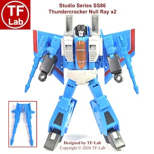 Puede incluir: Una figura de acción azul y blanca Studio Series SS86 Thundercracker Null Ray x2. La figura tiene detalles rojos en las alas y viene con dos pistolas de rayos azules. Diseñado por TF-Lab, Copyright © 2026 TF-Lab.