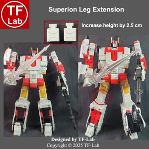 Puede incluir: Una figura de acción blanca, roja y amarilla con una espada plateada y una pistola negra. La imagen muestra un kit de extensión de pierna que aumenta la altura de la figura. El texto en la imagen dice "Superior Leg Extension" y "Aumentar la altura en 2,5 cm."