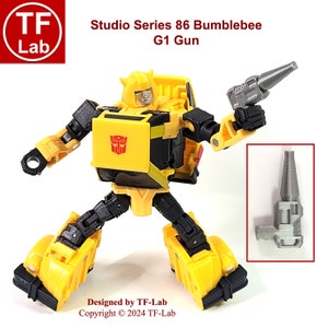 Puede incluir: Una figura de acción de Bumblebee de la serie Studio Series 86 de color amarillo y negro que sostiene una pistola G1 gris. La figura tiene un símbolo de Autobot negro en el pecho. El texto "Studio Series 86 Bumblebee G1 Gun" está impreso encima de la figura. El texto "Designed by TF-Lab Copyright © 2024 TF-Lab" está impreso debajo de la figura.