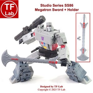 Peut inclure: Figurine articulée de Megatron grise et rouge avec un canon noir et une épée grise. La figurine est dans une pose dynamique, tenant l'épée. Le texte "Studio Series SS86 Megatron Sword + Holder" est inclus.