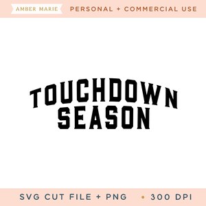 Touchdown Seizoen Svg Cut File, Voetbalshirt Svg, Game Day Svg, College Football Svg, Sports Shirt Designs, Football Mom Svg, Varsity Font Svg