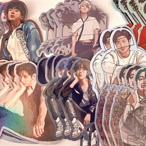 Puede incluir: Una colección de pegatinas holográficas con ilustraciones de varias personas. Las pegatinas tienen un borde plateado y representan a varios individuos en diferentes poses y atuendos. La paleta de colores incluye azules, rojos y marrones.