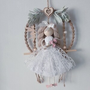 Poupée fée en macramé sur une balançoire | Déco pour chambre de bébé faite main