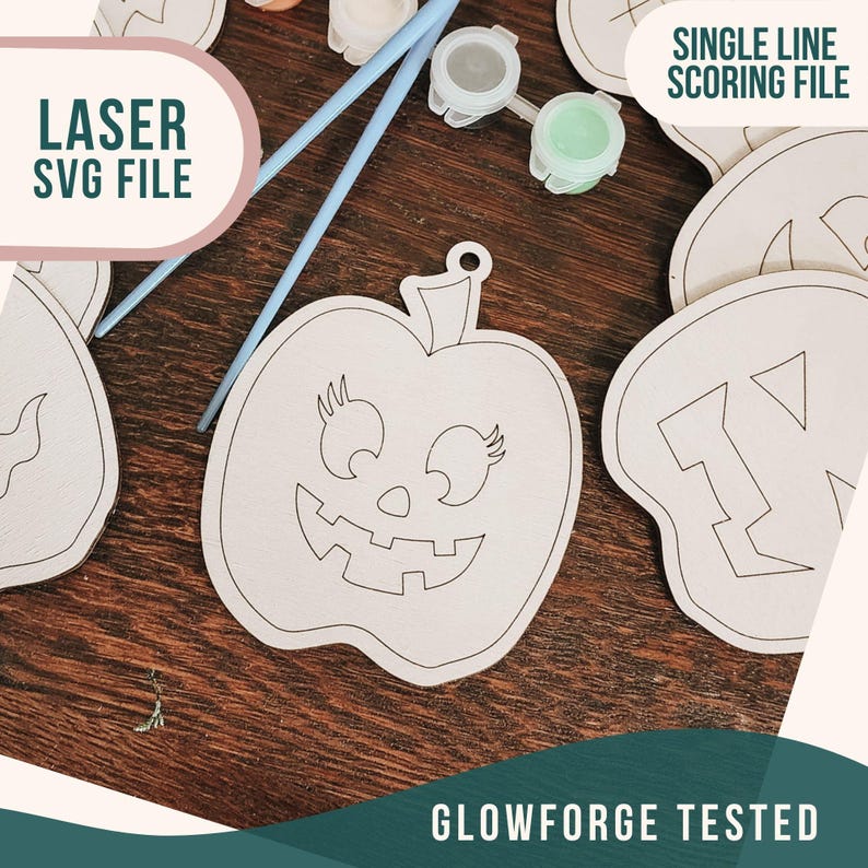 K&ouml;nnte beinhalten: Eine Einzellinien-Scoring-Datei f&uuml;r ein K&uuml;rbis-f&ouml;rmiges Bastelprojekt. Die Datei liegt auf einer Holzoberfl&auml;che mit Farbe und Pinseln. Der Text "LASER SVG FILE" und "SINGLE LINE SCORING FILE" ist sichtbar. Der Text "GLOWFORGE TESTED" ist ebenfalls sichtbar.