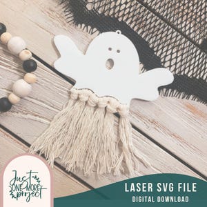 Könnte beinhalten: Weißer Geister-Ausschnitt mit einem Fransen aus Naturfaser-Garn, der unten hängt. Der Geist hat einen großen offenen Mund und zwei kleine Augen. Der Text "LASER SVG FILE DIGITAL DOWNLOAD" befindet sich unten im Bild.