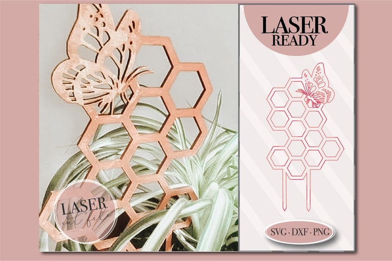 Op de afbeelding: Lasergesneden ontwerp van een honingraat met een vlinder erop. Het ontwerp is klaar om op een lasersnijder te worden gesneden. Het ontwerp is in SVG, DXF en PNG-formaten. De tekst "Laser Cut File" en "Laser Ready" is zichtbaar in de afbeelding.