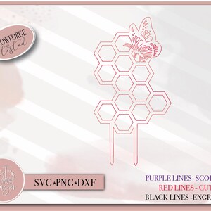 Op de afbeelding: Een digitaal ontwerpbestand voor een honingraat- en vlinderontwerp. Het ontwerp is omlijnd met paarse, rode en zwarte lijnen. De tekst "SVG PNG DXF" staat onderaan de afbeelding. De tekst "PURPLE LINES-SCORE, RED LINES-CUT, BLACK LINES-ENGRAVE" staat ook onderaan de afbeelding.