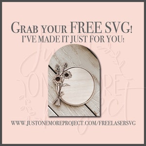 K&ouml;nnte beinhalten: Ein Holz-Kreis mit einem floralen Design, einschlie&szlig;lich Sonnenblumen und Lavendel, ist bereit, personalisiert zu werden. Der Text "GRAB YOUR FREE SVG! I'VE MADE IT JUST FOR YOU!" wird &uuml;ber dem Kreis angezeigt. Die Website-Adresse "WWW.JUSTONEMOREPROJECT.COM/FREELASERSVG" wird unter dem Kreis angezeigt.