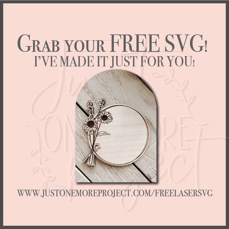K&ouml;nnte beinhalten: Ein Holz-Kreis mit einem floralen Design, einschlie&szlig;lich Sonnenblumen und Lavendel, ist bereit, personalisiert zu werden. Der Text "GRAB YOUR FREE SVG! I'VE MADE IT JUST FOR YOU!" wird &uuml;ber dem Kreis angezeigt. Die Website-Adresse "WWW.JUSTONEMOREPROJECT.COM/FREELASERSVG" wird unter dem Kreis angezeigt.