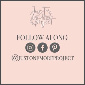 K&ouml;nnte beinhalten: Eine rosa Grafik mit dem Text "Just One More Project" in wei&szlig;er kursivschrift. Der Text ist von einem Kranz aus Bl&auml;ttern umgeben. Unter dem Text steht der Satz "FOLLOW ALONG!" in schwarzer Schrift. Darunter befinden sich drei Social-Media-Symbole: Instagram, Facebook und Pinterest. Unter den Symbolen steht der Text "@JUSTONEMOREPROJECT" in schwarzer Schrift.