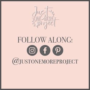 K&ouml;nnte beinhalten: Eine rosa Grafik mit dem Text "Just One More Project" in wei&szlig;er kursivschrift. Der Text ist von einem Kranz aus Bl&auml;ttern umgeben. Unter dem Text steht der Satz "FOLLOW ALONG!" in schwarzer Schrift. Darunter befinden sich drei Social-Media-Symbole: Instagram, Facebook und Pinterest. Unter den Symbolen steht der Text "@JUSTONEMOREPROJECT" in schwarzer Schrift.