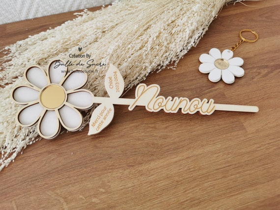 Cadeau maitresse personnalisé – Marguerite en bois gravée – Merci maitresse
