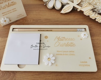 Support Post-it en Bois Personnalisé avec Crayon Gravé – Organiseur Bureau & Notes – Cadeau Unique Maîtresse ATSEM Nounou