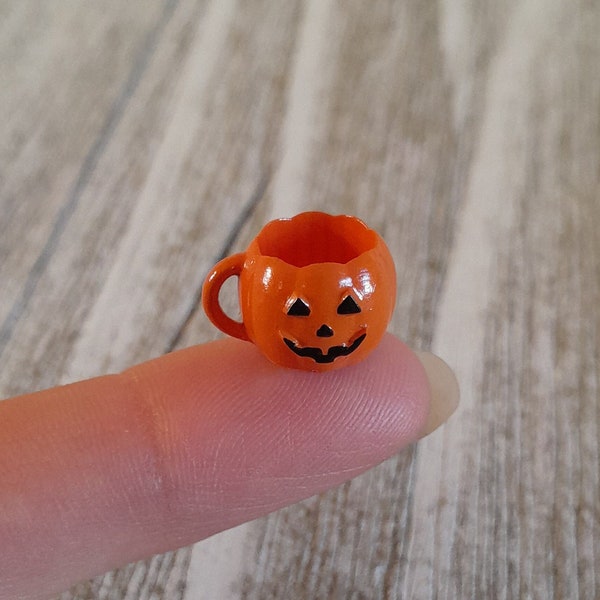 1/12 Scale miniature pumpkin mug for dollhouse, mini Halloween doll decor, pumpkin mug, Halloween cup, tiny pumpkin mug, haunted dollhouse