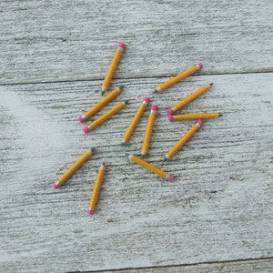 Dollhouse Miniatures 1:12 Scale Package of Pencils 6 pk #IM65648 