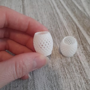1/12 skala set med 2 miniatyr vita vaser för dockhus, mini blomvas, söt, detaljerad, liten dockhusvas, dockdekor, dockblomkruka
