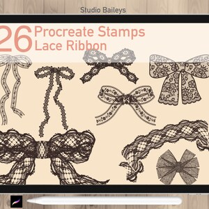 Op de afbeelding: Een digitaal tabletscherm waarop 26 Procreate-stempels met zwarte kantlintjes en versieringen worden weergegeven. De tekst "26 Procreate Stamps Lace Ribbon" wordt op het scherm weergegeven.