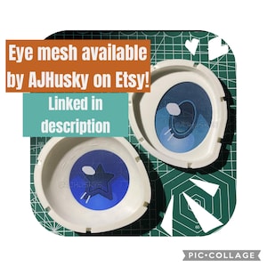 K&ouml;nnte beinhalten: Zwei wei&szlig;e Kunststoff-Augenrohlinge f&uuml;r Masken, jeweils mit einem bedruckten blauen Netzeinsatz. Ein Einsatz zeigt eine dunkelblaue Sterngrafik, der andere eine dunkelblaue Pupille. Text: Eye mesh available by AJHusky on Etsy! Linked in description.