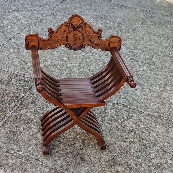 chaise vintage à lattes en bois massif X-form Savonarola Mobilier victorien sculpté à la main
