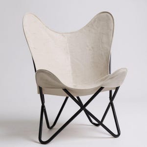 Cadeira borboleta de lona branca: estrutura dobrável de ferro preto