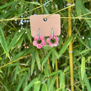 Boucles d’oreilles fleurs roses idée cadeau femme bijou créateur