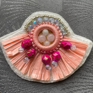 Broche Fantaisie Ancienne En Forme De Fleur Avec Strass Roses - Occasion - Toutes Pierres Présentes
