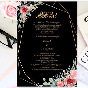 Puede incluir: Una invitaci&oacute;n de boda negra y dorada con detalles florales. La invitaci&oacute;n presenta caligraf&iacute;a &aacute;rabe, los nombres Shoaib y Maryam, y la fecha domingo 4 de marzo de 2018. La invitaci&oacute;n es para una ceremonia de Nikkah.