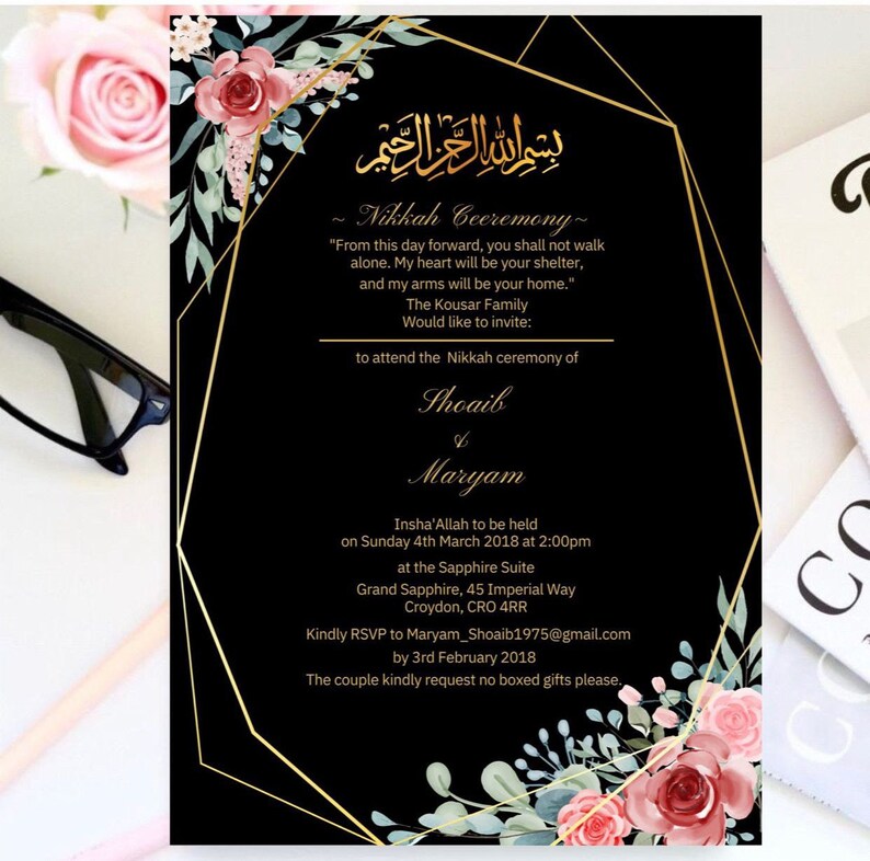 Puede incluir: Una invitaci&oacute;n de boda negra y dorada con detalles florales. La invitaci&oacute;n presenta caligraf&iacute;a &aacute;rabe, los nombres Shoaib y Maryam, y la fecha domingo 4 de marzo de 2018. La invitaci&oacute;n es para una ceremonia de Nikkah.