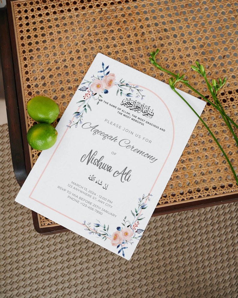 Puede incluir: Una tarjeta de invitaci&oacute;n blanca con dise&ntilde;os florales rosas y azules. La tarjeta anuncia una ceremonia Ageezah para Nishwa Ali el 13 de marzo de 2024 a las 12:00 PM. La fecha l&iacute;mite de respuesta es el 25 de enero. La tarjeta incluye la frase &aacute;rabe "إنْ شَاءَ اللهُ" que se traduce como "Si Dios quiere."