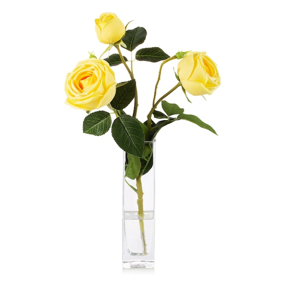 fermer de petit rose fleurs bouquet dans verre vase avec flou doux  concentré Contexte de rose