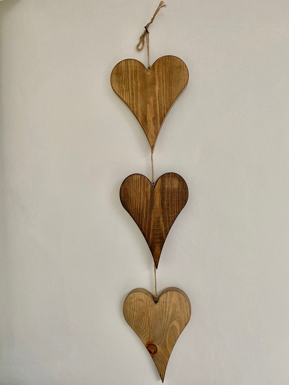 Decorazione cuore di legno grosso, 3 cuori di legno, 3 cuori di pino,  decorazione di cuori appesi, cuori di legno macchiato di quercia, set di 3  cuori, -  Italia