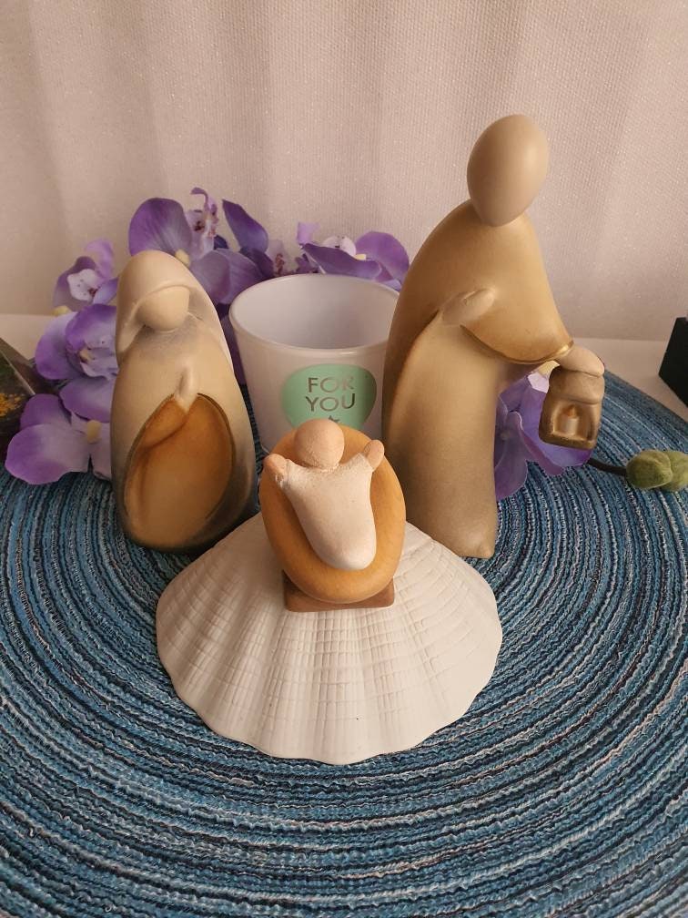 Crèche Sainte Famille Sculptée en Bois 12-14 cm