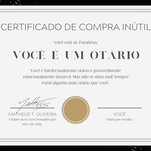 Może przedstawiać: Certyfikat z ozdobną obwódką i tekstem "CERTIFICADO DE COMPRA INÚTIL" i "VOCÊ É UM OTÁRIO". Certyfikat zawiera podpis, pieczęć i dodatkowy tekst w języku portugalskim.