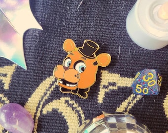 Five Nights at Freddy's - Freddy Fahzbear - FNAF - Juegos de terror independientes - Pin de esmalte que brilla en la oscuridad - Vaporwave