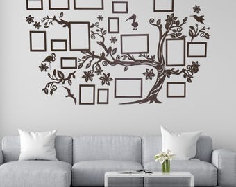 Crea una acogedora galería familiar con este gran cuadro de madera para pared. Incluye de 8 a 15 marcos. De DomasCraft.