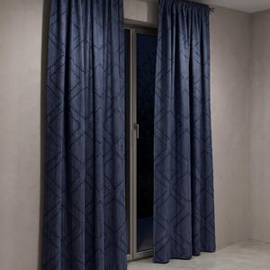 Könnte beinhalten: Ein Paar bodenlange, marineblaue Vorhänge mit vertikaler Streifenstruktur und einem sich wiederholenden Rautenmuster aus kleinen, erhabenen Punkten. Die Vorhänge hängen an einer silbernen Metallstange mit einem plissierten Kopf.
