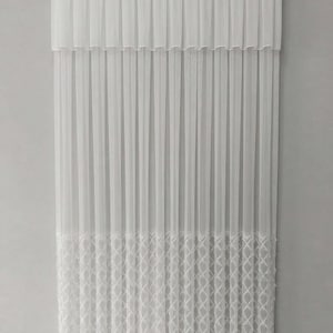 Può includere: Pannello di tenda trasparente bianco con parte superiore a tasca per asta e fondo ricamato decorativo. La tenda è realizzata in un tessuto leggero e pende a pieghe verticali. Il design presenta un motivo a rombi ripetuto.