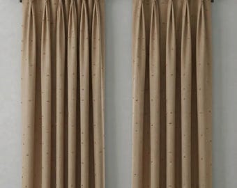 Cortinas de lino hechas a mano con rayas texturizadas y detalles de pompones.