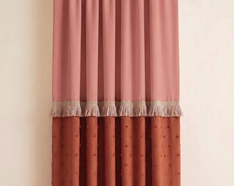 Tenda in lino color terracotta rosa antico, drappeggio boho con pon pon e nappe cucite a mano.