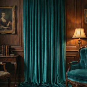 Peut inclure: Rideaux en velours vert d'eau devant un mur lambrissé en bois sombre. Une peinture vintage et une lampe avec un abat-jour crème sont visibles. Une chaise en velours vert d'eau est à droite.
