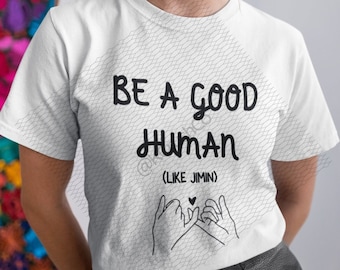 Könnte beinhalten: Weißes T-Shirt mit schwarzem Text, der "Sei ein guter Mensch (wie Jimin)" lautet, und einer schwarzen Illustration von zwei Händen, die ein Pinky-Versprechen machen.