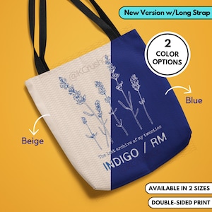 Könnte beinhalten: Eine Tragetasche mit beige-blauem Design. Die beige Seite zeigt ein Blumenmuster und den Text "@KCrush". Die blaue Seite zeigt den Text "The last archive of my twenties INDIGO / RM".