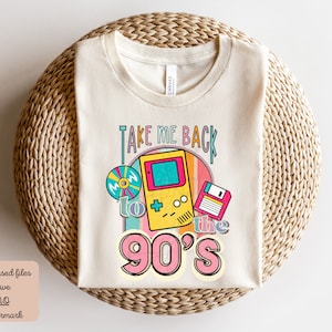 K&ouml;nnte beinhalten: Ein beiges T-Shirt mit dem Text "Take Me Back to the 90's" in einem Regenbogenbogen. Das Design beinhaltet eine Retro-Videospielkonsole, eine Diskette und eine CD.