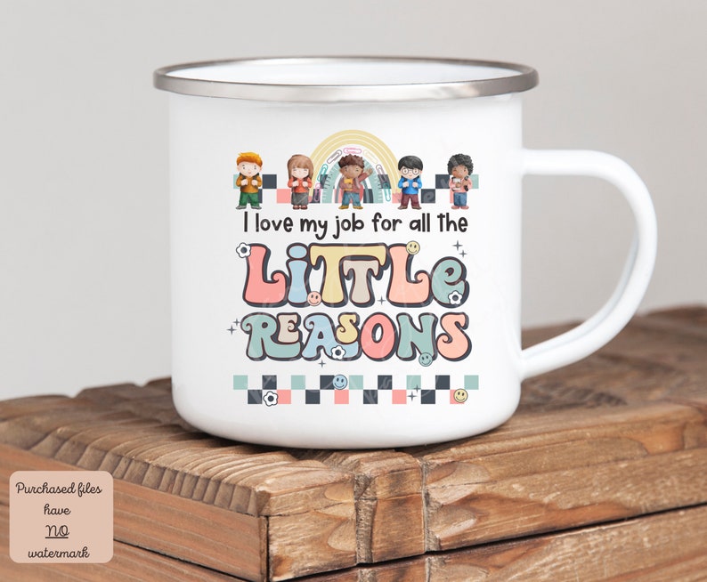 Pu&ograve; includere: Tazza di smalto bianco con un design colorato che presenta un arcobaleno, bambini e il testo "Adoro il mio lavoro per tutte le piccole ragioni".