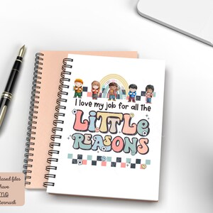 Pu&ograve; includere: Un quaderno bianco con un design colorato che presenta il testo "Amo il mio lavoro per tutte le PICCOLE RAGIONI". Il design include un arcobaleno, un gruppo di bambini e uno schema a scacchi.