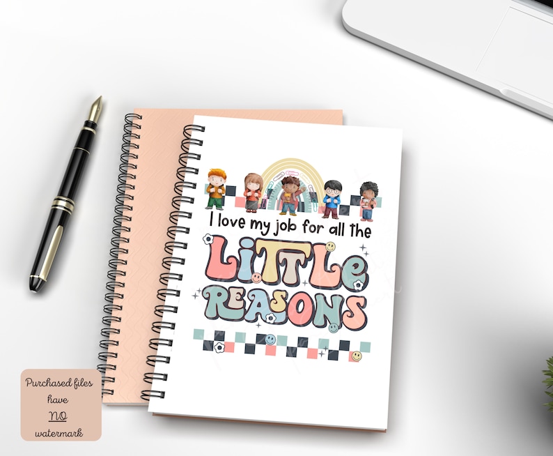 Pu&ograve; includere: Un quaderno bianco con un design colorato che presenta il testo "Amo il mio lavoro per tutte le PICCOLE RAGIONI". Il design include un arcobaleno, un gruppo di bambini e uno schema a scacchi.