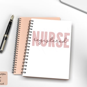 Puede incluir: Una libreta de espiral rosa y blanca con el texto "registered NURSE" en rosa sobre fondo blanco.