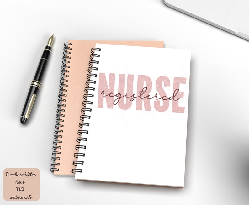 Puede incluir: Una libreta de espiral rosa y blanca con el texto "registered NURSE" en rosa sobre fondo blanco.